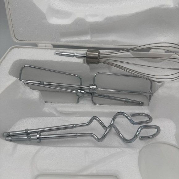 GE 6 Speed Hand Mixer w/ Storage Case 2 Beaters 2 Dough Hooks, 1 Whisk Works - Picture 10 of 13